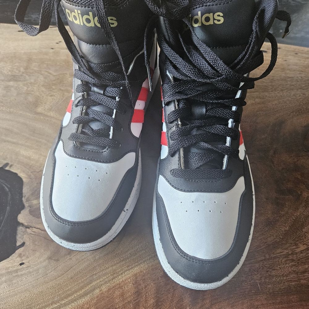 Men's/Big Kids Size 7, white/red/black basketball sneakers